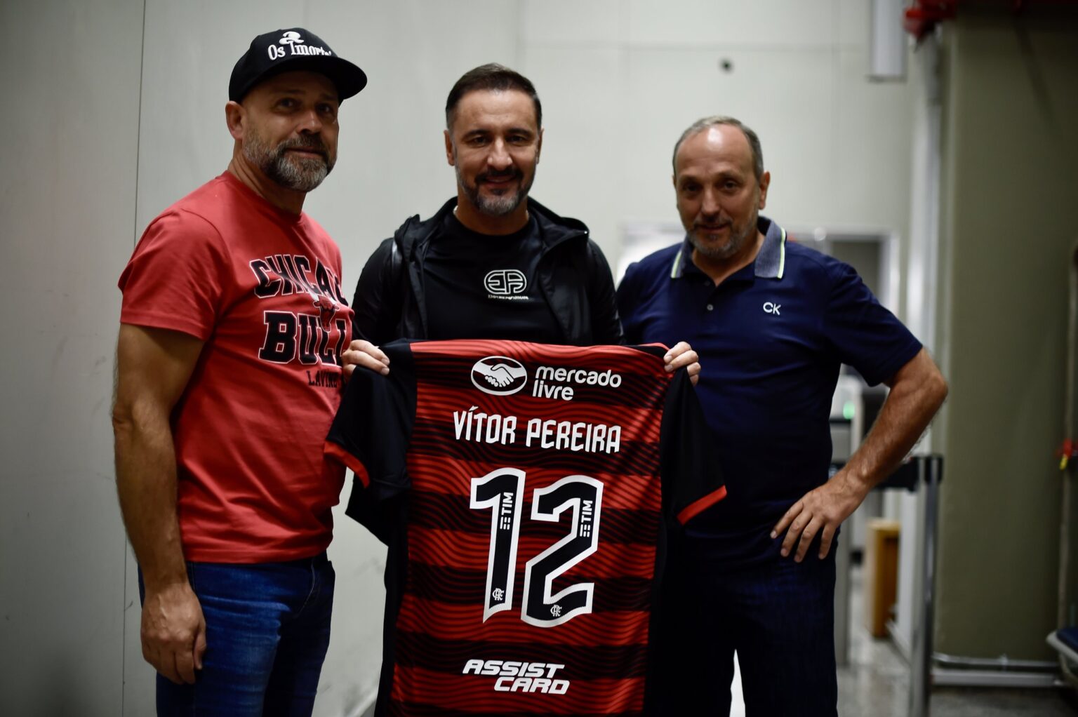 Vitor Pereira foi recepcionado no aeroporto por Mario Monteiro e Rui Quinta – Marcelo Cortes/ Flamengo