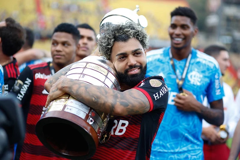Gabigol abraça a taça de campeão da Libertadores Foto: RODRIGO BUENDIA / STF