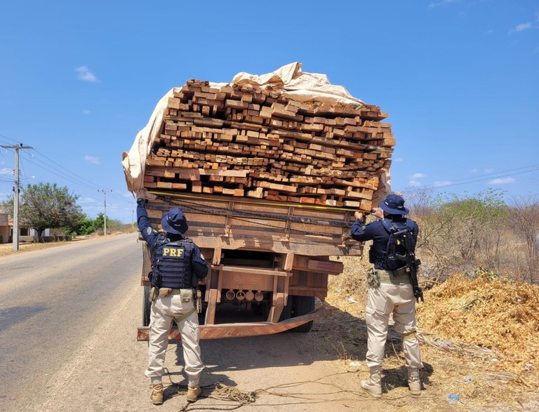 Com destino à Bahia, PRF intercepta transporte ilegal de madeira em São Raimundo Nonato Divulgação