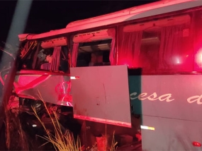 Grave acidente entre ônibus e caminhão deixa uma pessoa morta e vários feridos no sul do PI